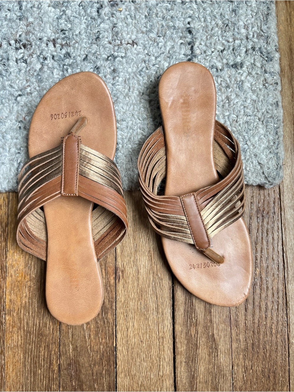 •Andrea strappy gold flat sandal• Size 8
